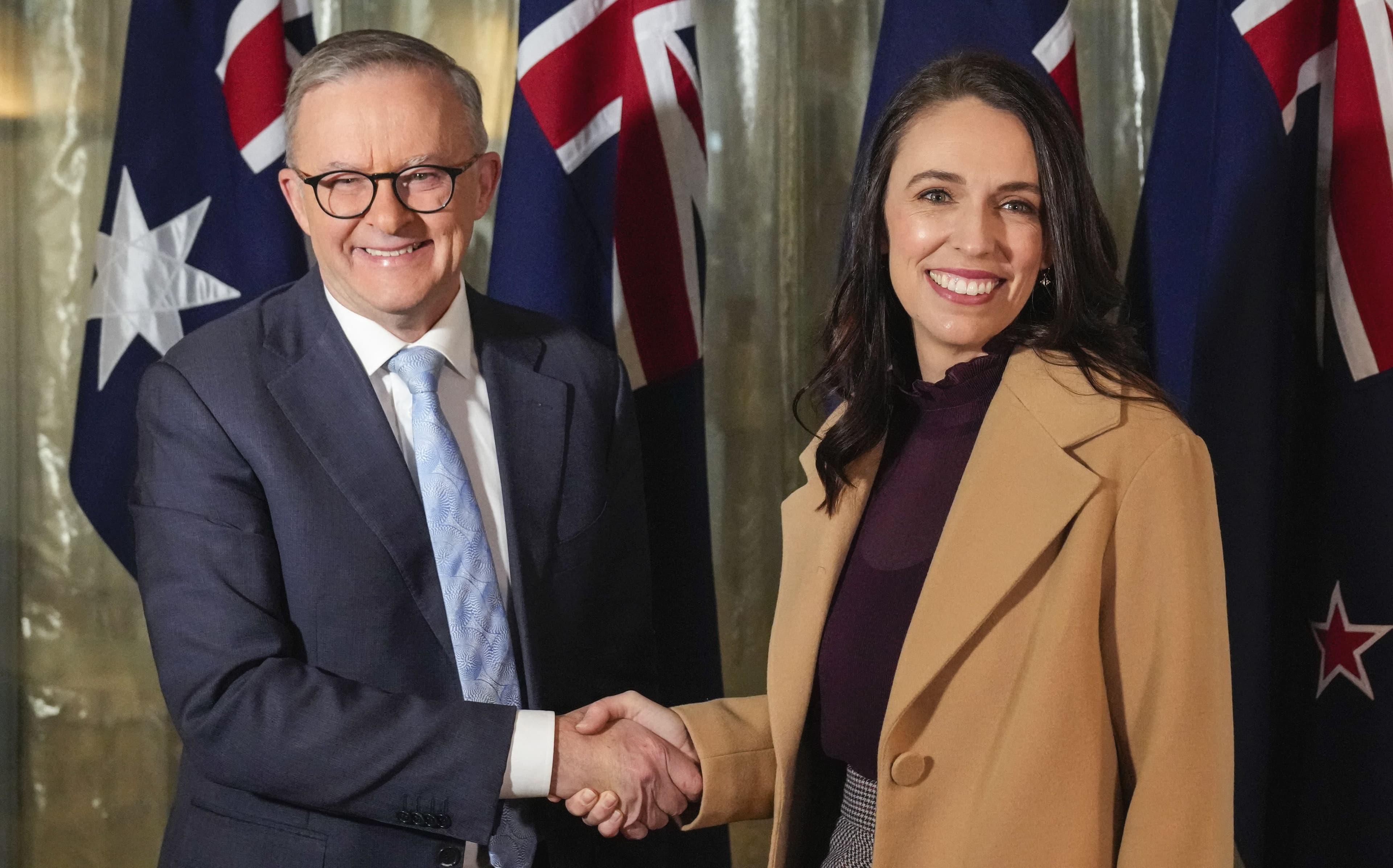 Australian Prime Minister Anthony Albanese shakes hands with New Zealand Prime Minister Jacinda Ardern (R) ahead of a bilateral meeting in Sydney on June 10, 2022. (Photo by Mark Baker / POOL / AFP)