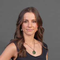 Relaxed smile of Davina Zimmer with a grey background