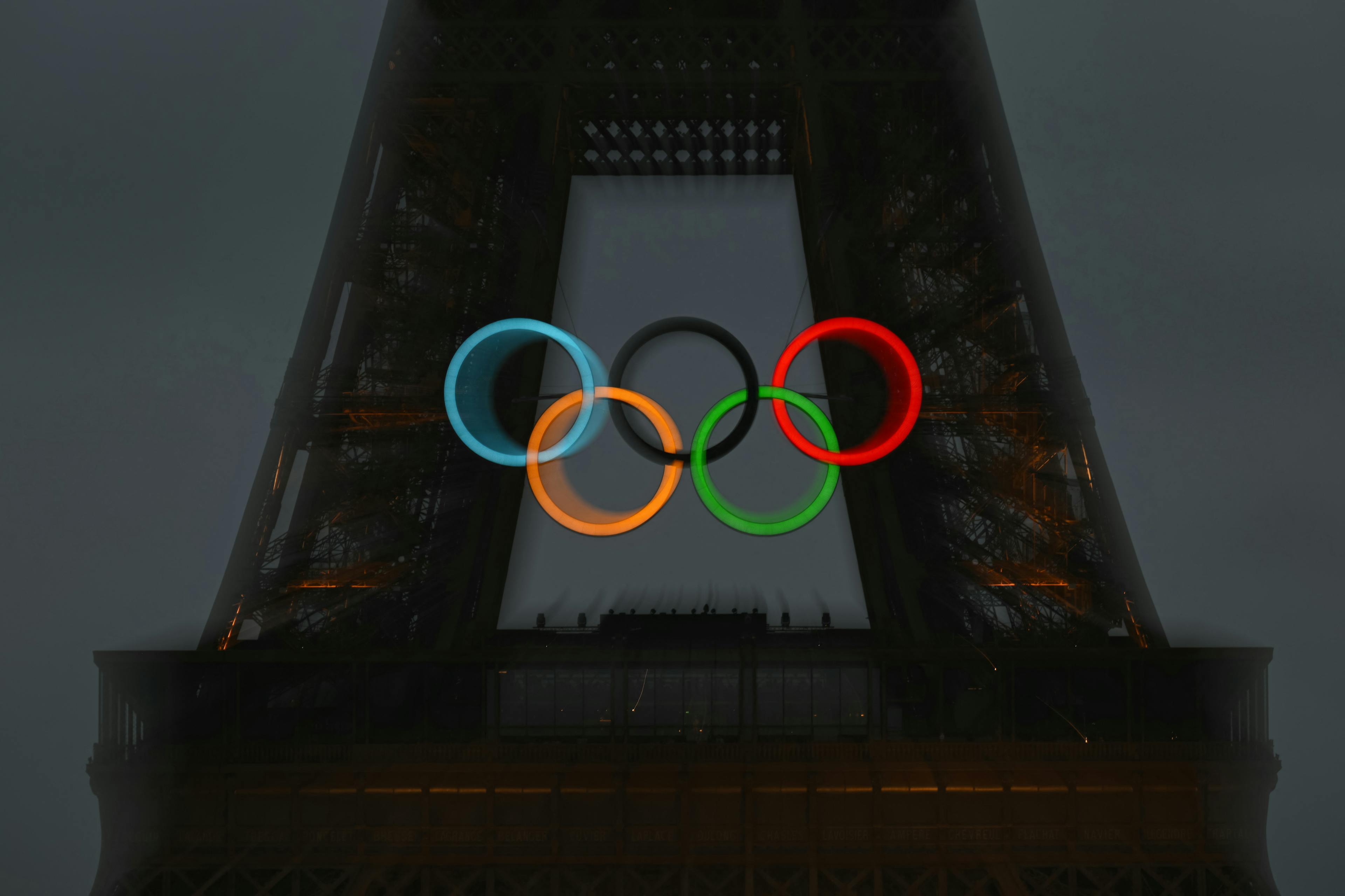 This picture shows the Olympic Rings on the Eiffel Tower during the opening ceremony of the Paris 2024 Olympic Games in Paris on July 26, 2024. (Photo by Fabrice COFFRINI / AFP)