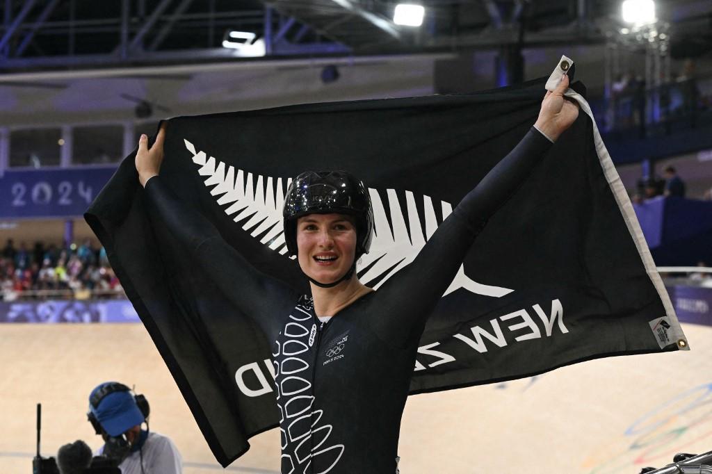 New Zealand's Ellesse Andrews celebrates after winning the women's track cycling sprint final race 2 for gold of the Paris 2024 Olympic Games at the Saint-Quentin-en-Yvelines National Velodrome in Montigny-le-Bretonneux, south-west of Paris, on August 11, 2024. (Photo by SEBASTIEN BOZON / AFP)