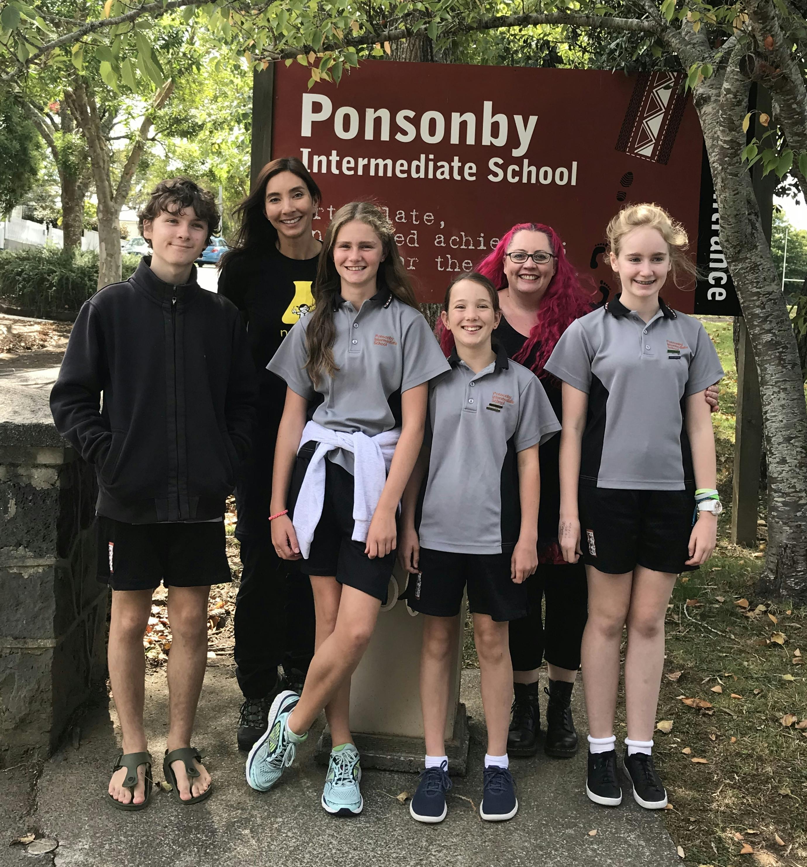 Nanogirl and Dr Siouxsie Wiles with students from Ponsonby Intermediate School including Niamh McDonald, Genevieve Cartwell, Anna Worsley and Zephyr Bird.